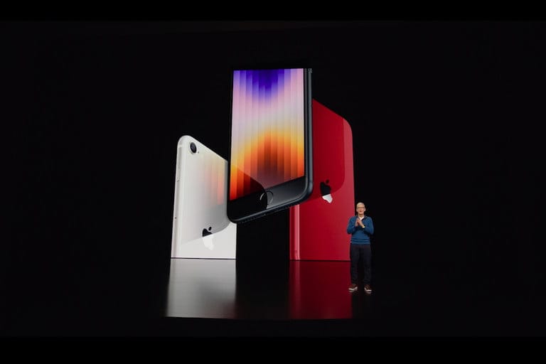 Tout ce qu'Apple vient d'annoncer : Mac Studio, iPhone SE, iPad Air 10 iphone se 2022 on stage 768x768 1