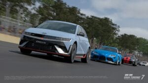 Gran Turismo 7 : La mise à jour 1.55 débarque avec des voitures mythiques et un défi IA inédit !